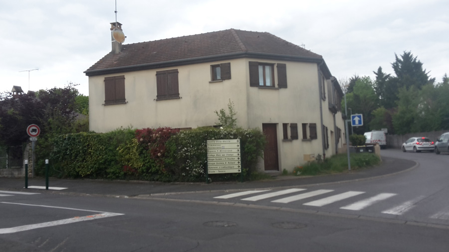 Nettoyage de façade d'une maison au Vaux-le-Penil - avant